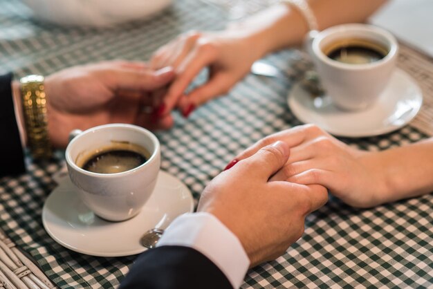 Foto sezione centrale della tazza di caffè sul tavolo