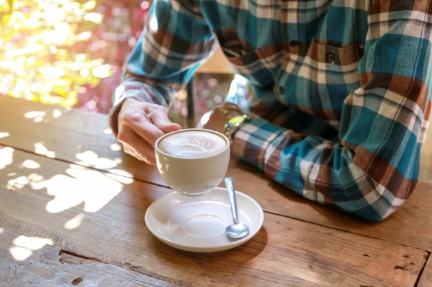 Foto sezione centrale della tazza di caffè sul tavolo