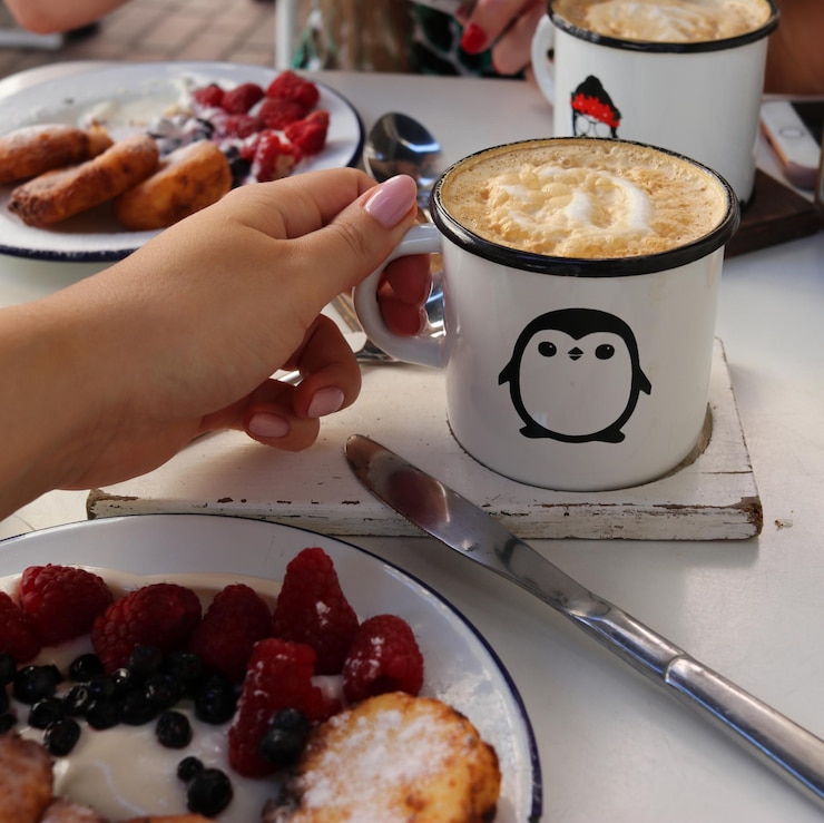 Photo midsection of coffee cup on table