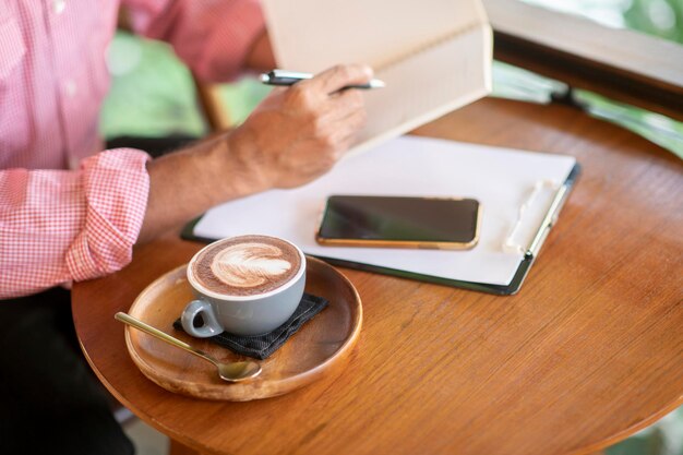 Photo midsection of coffee cup on table