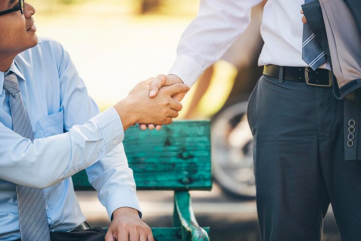 Photo midsection of colleagues shaking hands outdoors