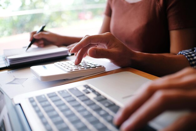 Photo midsection of colleagues working in office