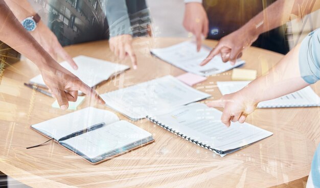 Photo midsection of colleagues working on table