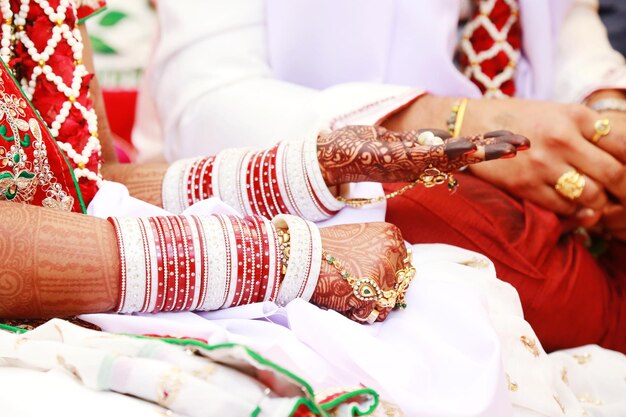 Photo midsection of couple during wedding ceremony