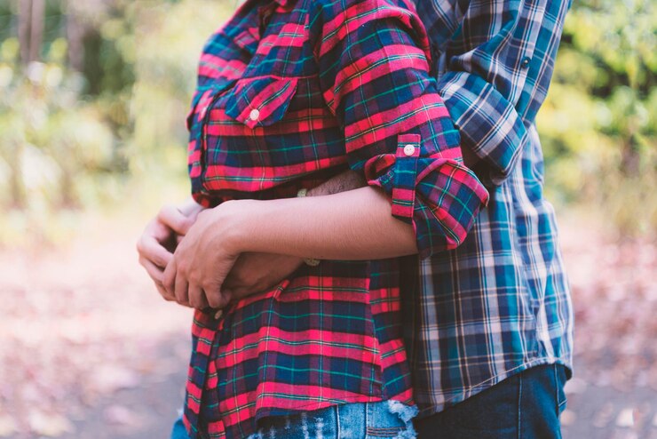 Photo 外で立っている間に抱きしめているカップルのミッドセクション