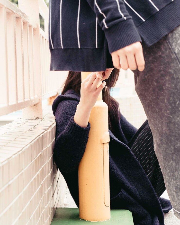 Photo 뒷벽 에 의해 손 을 잡고 있는 부부 의 중간 부분