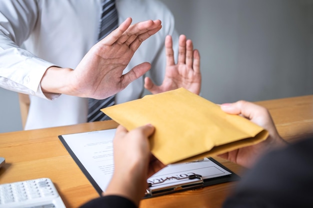 Photo midsection of couple holding hands on table