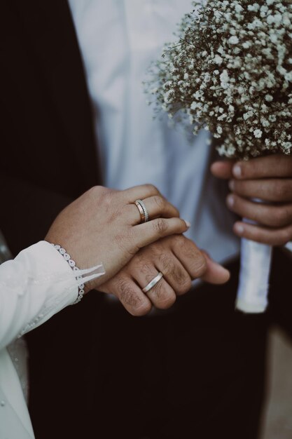 Photo midsection of couple holding hands