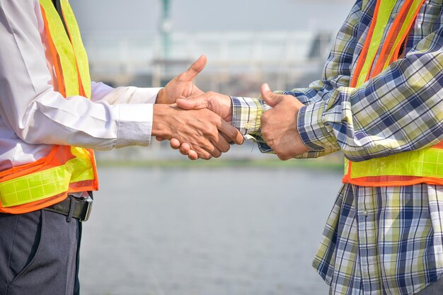 Photo midsection of couple holding hands