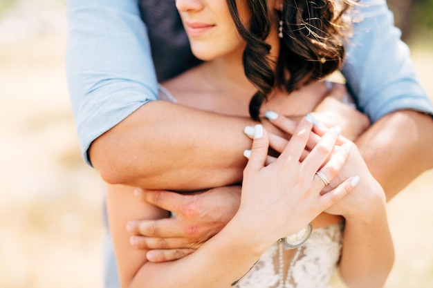 Photo midsection of couple holding hands