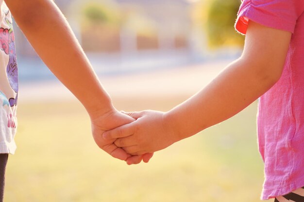 Photo midsection of couple holding hands