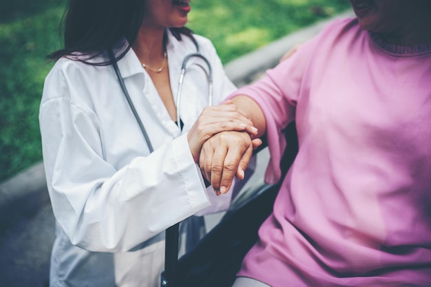 Photo midsection of couple holding hands