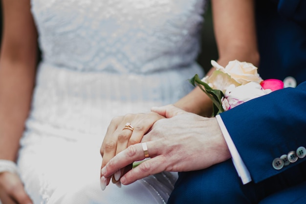 Photo midsection of couple holding hands