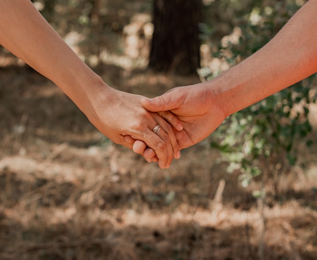 Photo midsection of couple holding hands