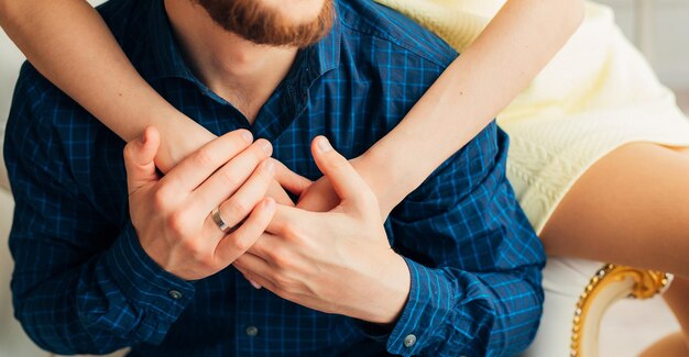 Photo midsection of couple holding hands