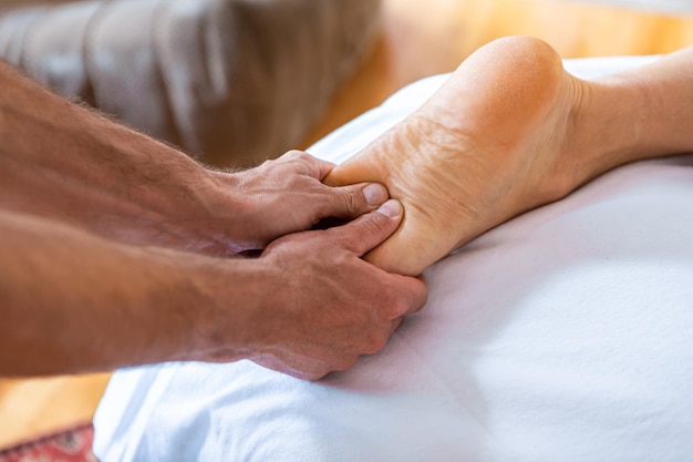 Photo midsection of couple holding hands