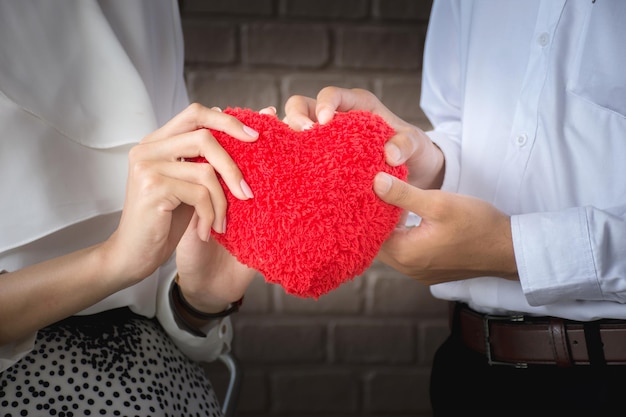 Photo midsection of couple holding heart shape