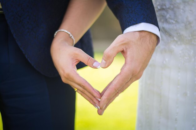 Photo midsection of couple holding heart shape