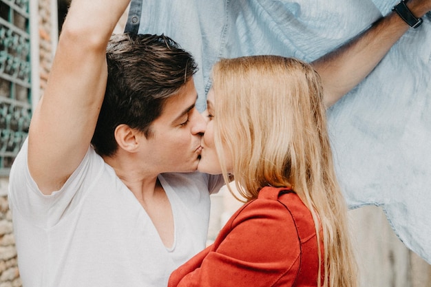 Photo midsection of couple kissing