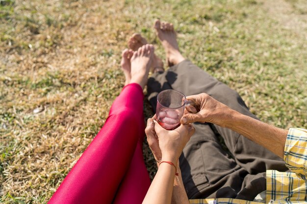 Photo midsection of couple lying on land