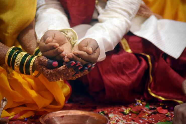 Photo midsection of couple at wedding ceremony