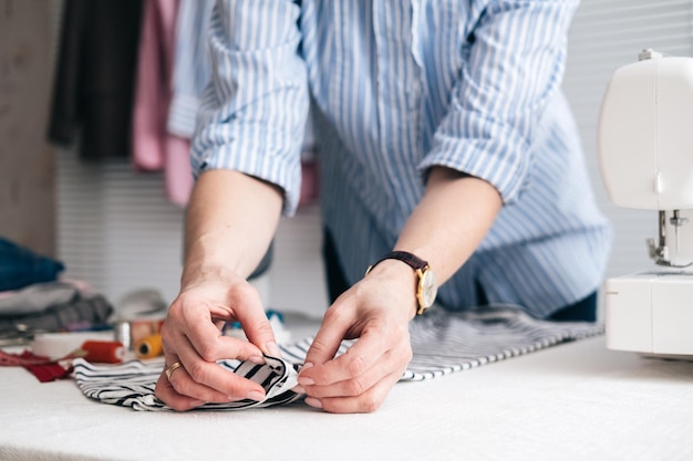 Photo midsection of craftswoman working on table