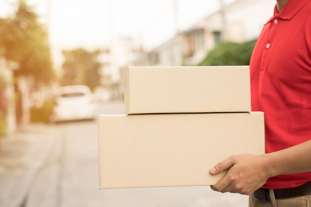 Photo midsection of delivery man holding box