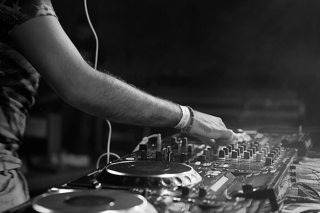 ナイトクラブのDJのサウンドミクサーのミッドセクションを調整する