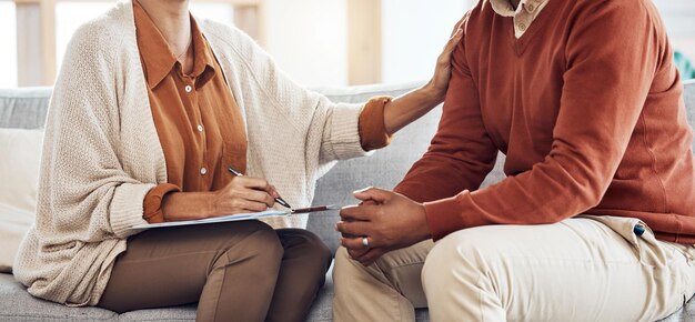 Photo midsection of doctor examining patient at home