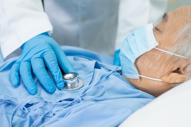 Foto sezione centrale del medico che esamina il paziente in ospedale