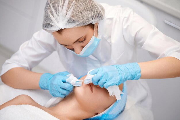 Photo midsection of doctor examining patient in hospital