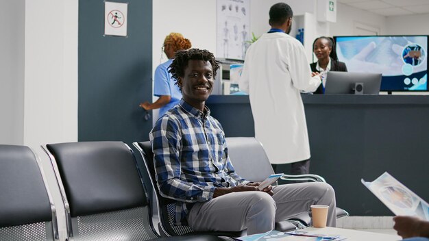 Photo midsection of doctor examining patient in hospital