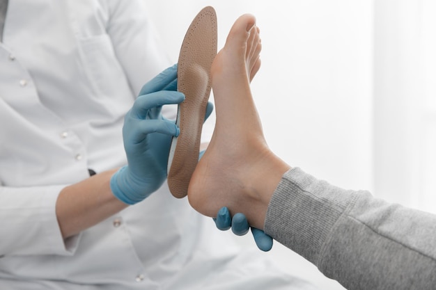 Photo midsection of doctor examining patient