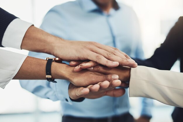 Photo midsection of doctor giving handshake