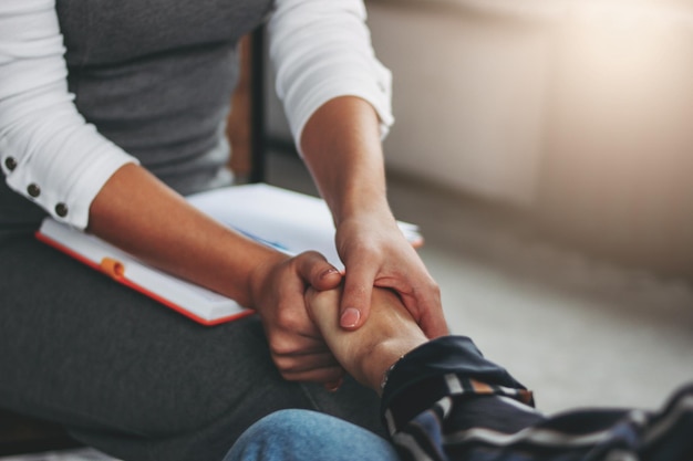 Photo midsection of doctor holding patient hands