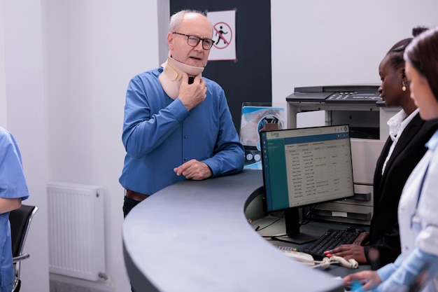 Foto sezione centrale del medico che lavora in ufficio