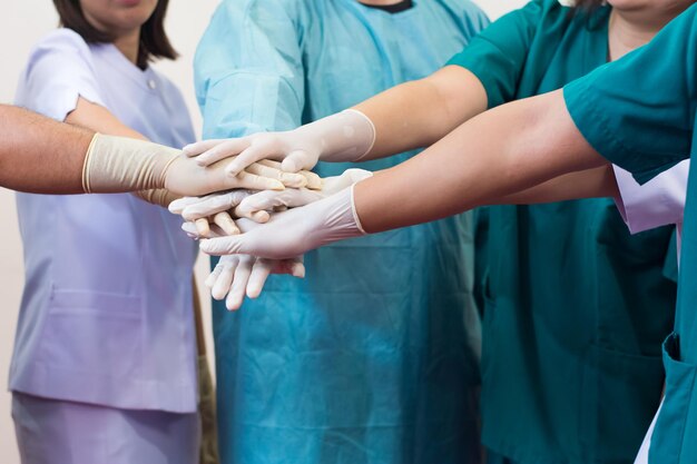 Foto sezione centrale di medici che si stringono le mani