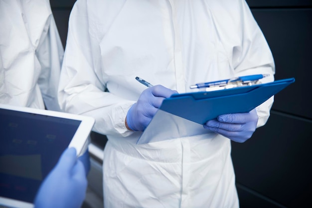 Photo midsection of doctors working in hospital