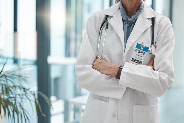 Photo midsection of female doctor standing in hospital