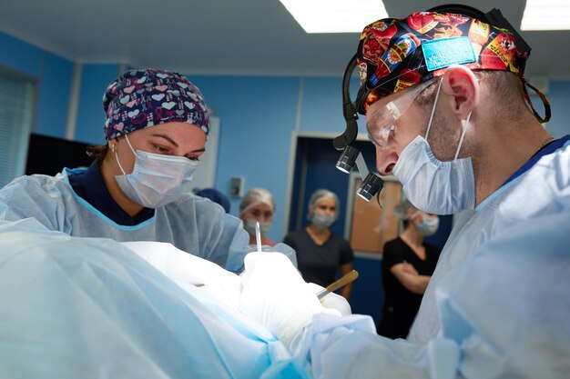 Foto sezione centrale di amiche in piedi in ospedale