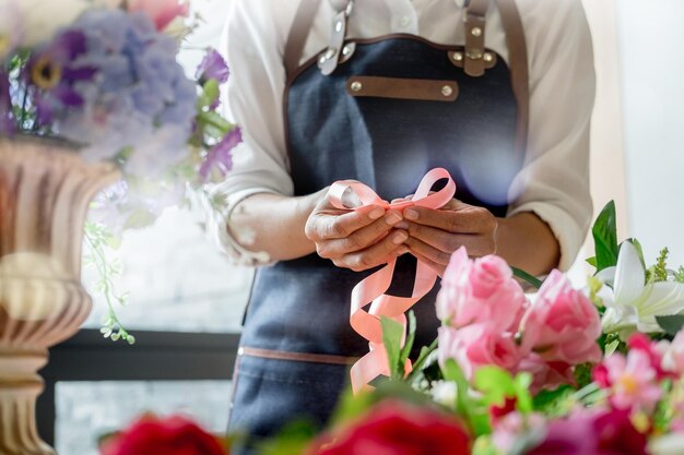 Photo midsection of florist making bouquet