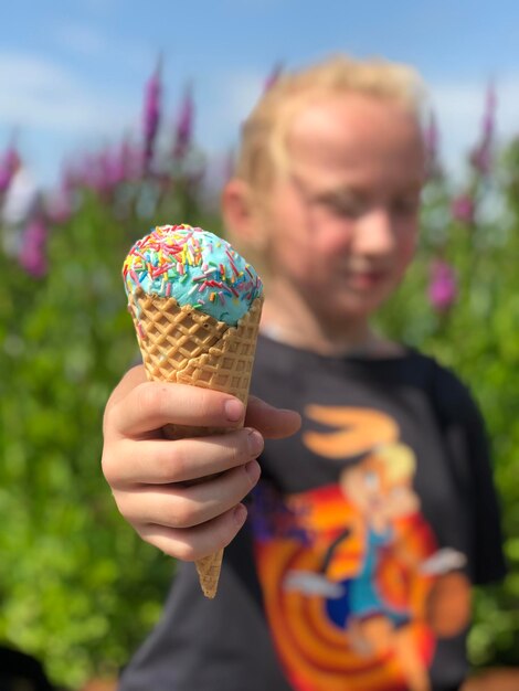 Photo midsection of girl holding ice cream