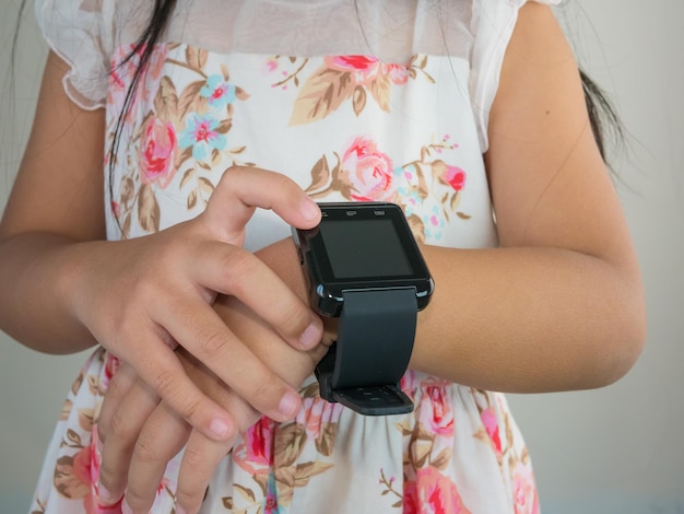 Foto sezione centrale di una ragazza che usa un orologio intelligente