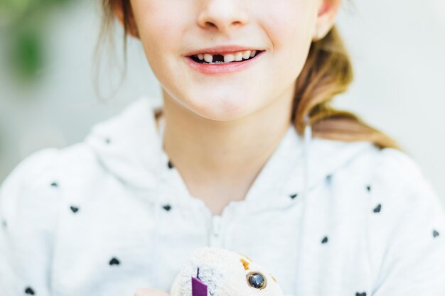 Foto sezione centrale di una ragazza con un buco dentato