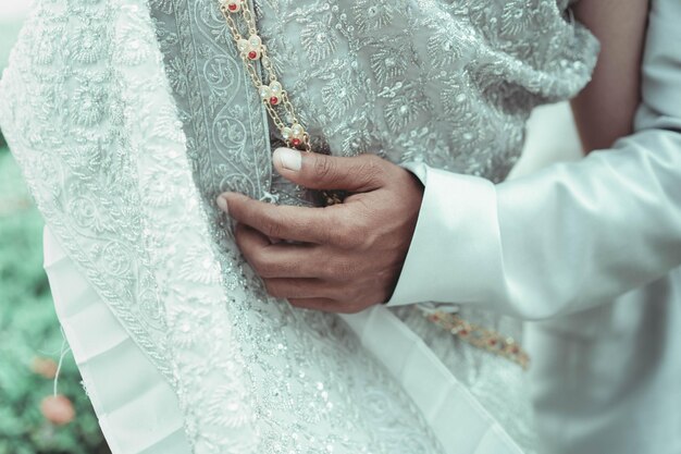 Photo midsection of groom with bride