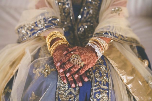 Photo midsection of indian bride