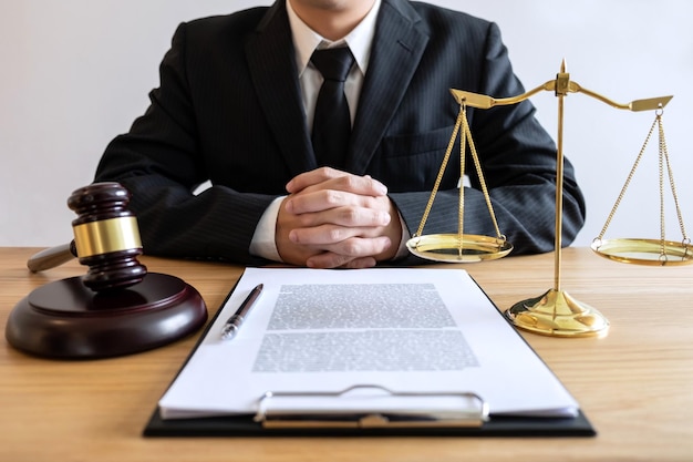 裁判室での重量秤と合意による裁判官のミッドセクション
