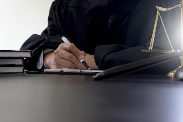 Photo midsection of lawyer working at desk