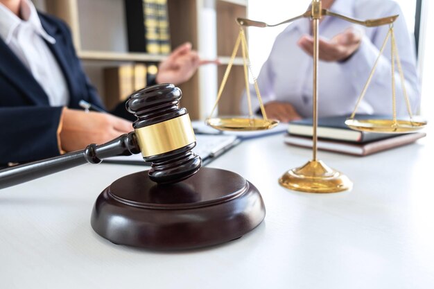 Средняя секция юристов обсуждает в офисе