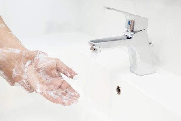 Photo midsection of man in bathroom